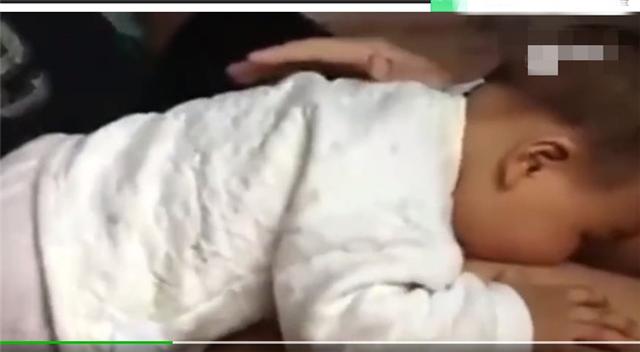 小家伙饿急了，连老爸都不放过，这场景让人哭笑不得