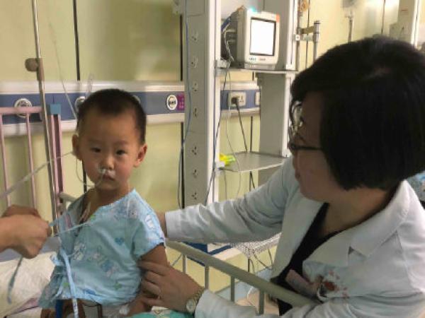 孩子哭闹别喂药!小药丸卡在气管里  一岁宝宝脸憋紫了