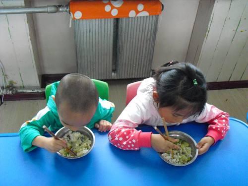为什么孩子在幼儿园吃饭香，在家却挑食？园长给出解释，情有可原