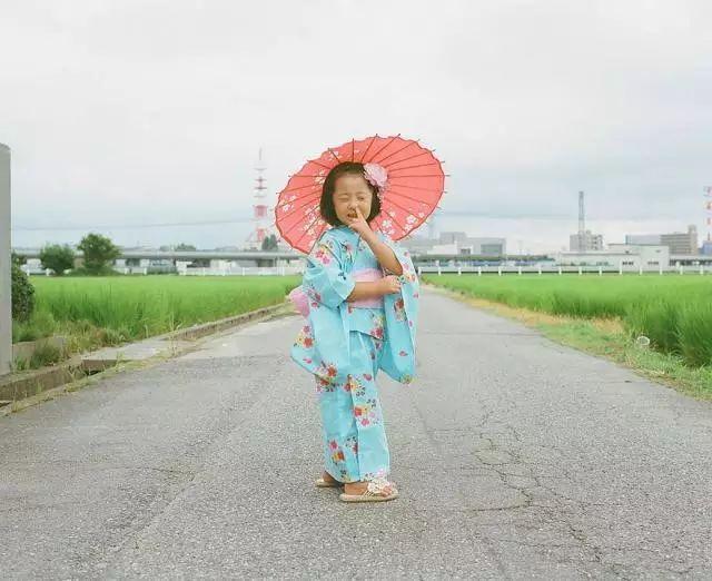 这位爸爸只在马路上给女儿拍照，却萌翻了所有人