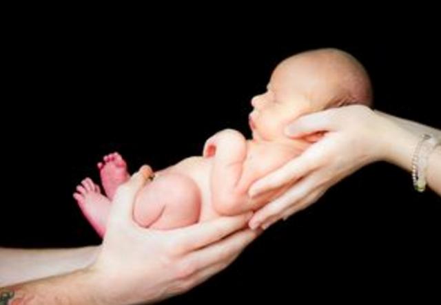 生娃后孩子是爸爸抱回家还是奶奶抱回家？科学解释告诉你谁最适合