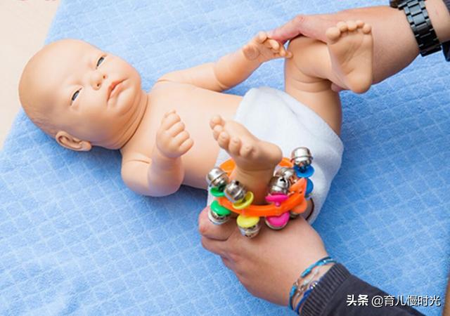 一岁前宝宝大运动发展，家长如何帮助宝宝锻炼身体？