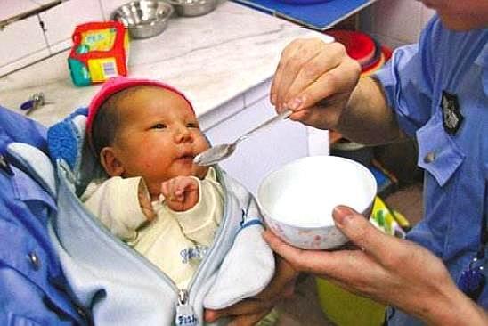 6个月内的宝宝，真的不需要喂水吗？看完后你就知道了！