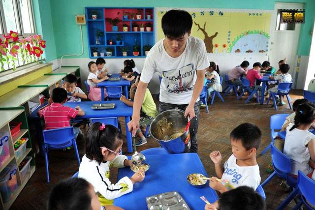 为什么孩子在幼儿园吃饭香，在家却挑食？园长给出解释，情有可原