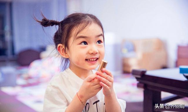 “富养女儿穷养儿”这句话，很多人都理解错了，其实这样做才对