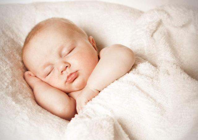 睡姿暗示了宝宝的性格，你家娃娃是哪一种？快来对号入座吧