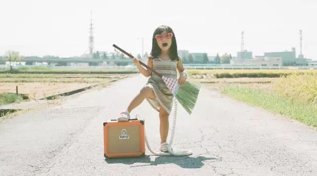 这位爸爸只在马路上给女儿拍照，却萌翻了所有人