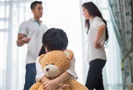 离婚后，单亲家庭对孩子的影响有多大？你根本想象不到