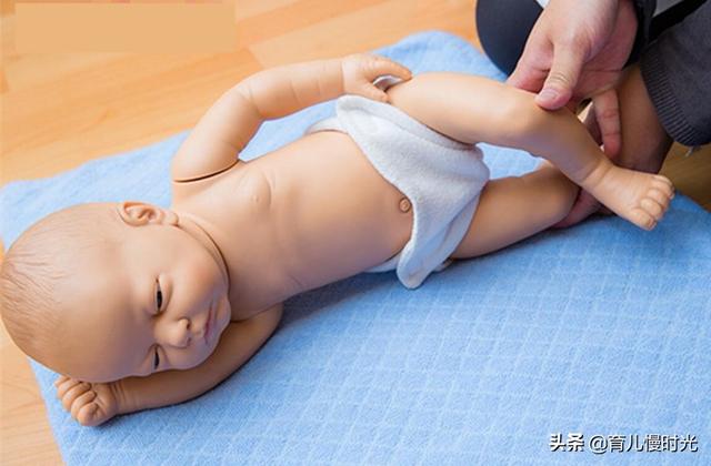 一岁前宝宝大运动发展，家长如何帮助宝宝锻炼身体？
