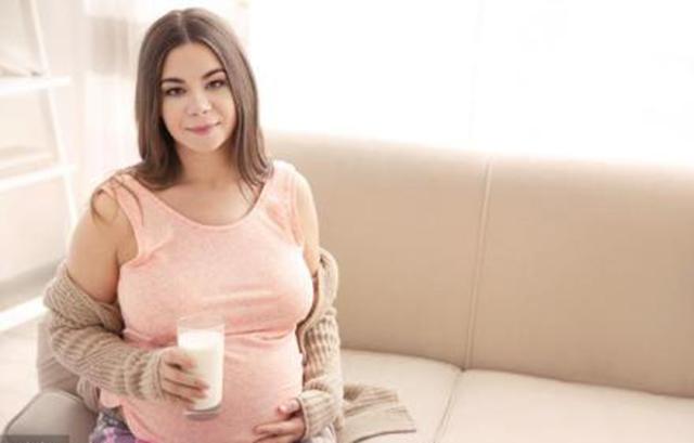 孕期牛奶补钙又美白？其实这5类孕妇却不宜喝牛奶，吃什么补钙？