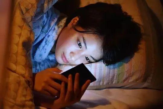 27岁二胎妈妈熬夜猝死：真相却让无数妈妈觉得戳心