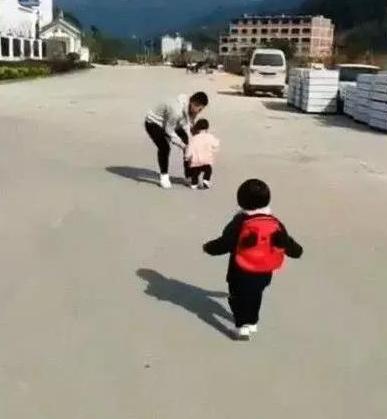 爸爸抱着别的小孩走了，女儿的反应绝了，网友：还笑得出来