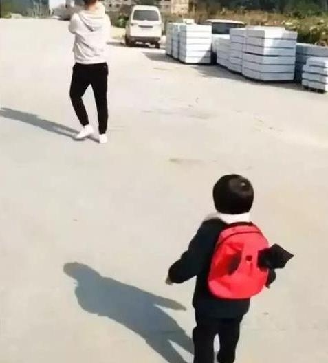 爸爸抱着别的小孩走了，女儿的反应绝了，网友：还笑得出来
