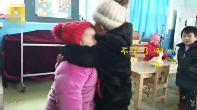 3岁女孩首次入园奔溃大哭，4岁同班男同学喊她小乖乖抱着安慰