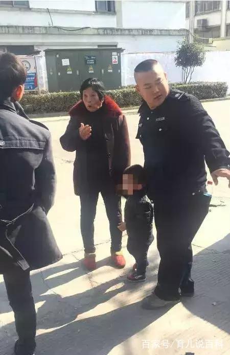一岁孩子超市被抱走，警察两小时后找到，孩子父母却认不出来了