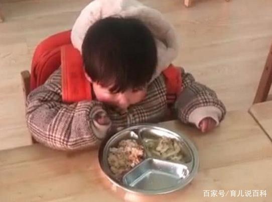两岁女宝，第一次在幼儿园吃饭，看到这一幕妈妈泪目了！