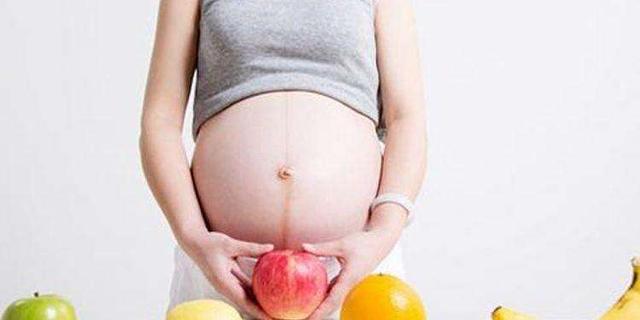 年轻孕妈出现流产症状，去医院清宫，检查后发现一个惊喜