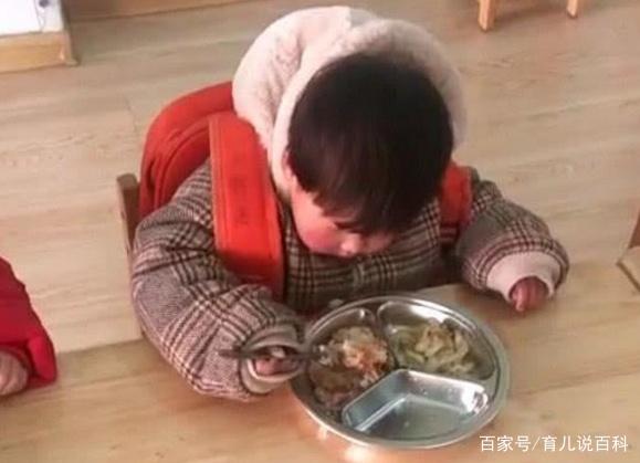 两岁女宝，第一次在幼儿园吃饭，看到这一幕妈妈泪目了！