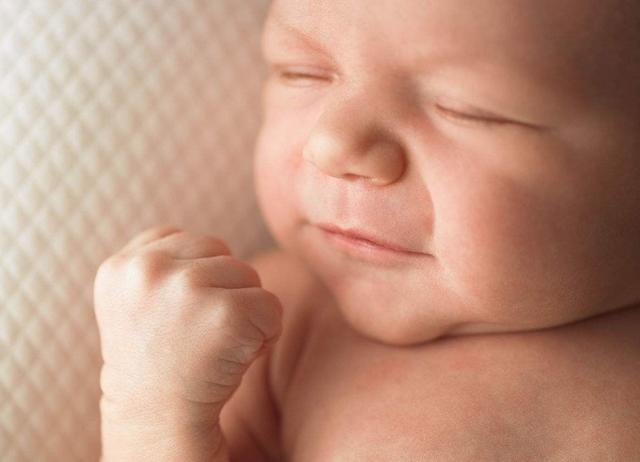睡姿暗示了宝宝的性格，你家娃娃是哪一种？快来对号入座吧
