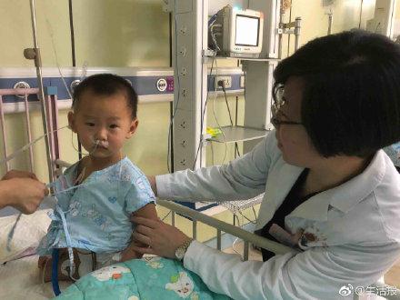 孩子哭闹别喂药！小药丸卡在气管里 一岁宝宝脸憋紫了