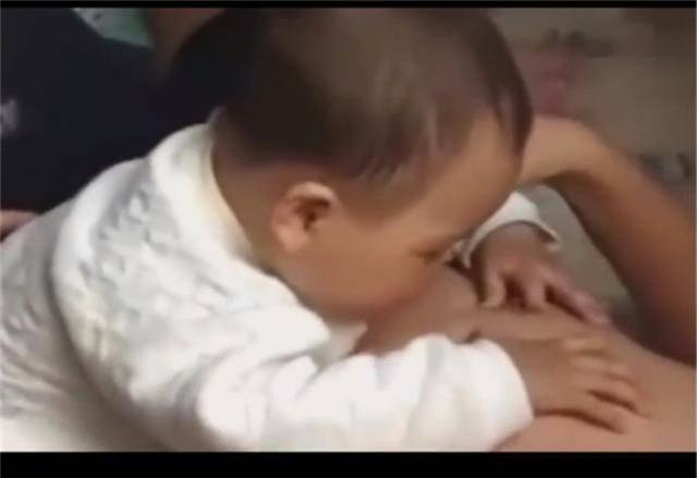 小家伙饿急了，连老爸都不放过，这场景让人哭笑不得