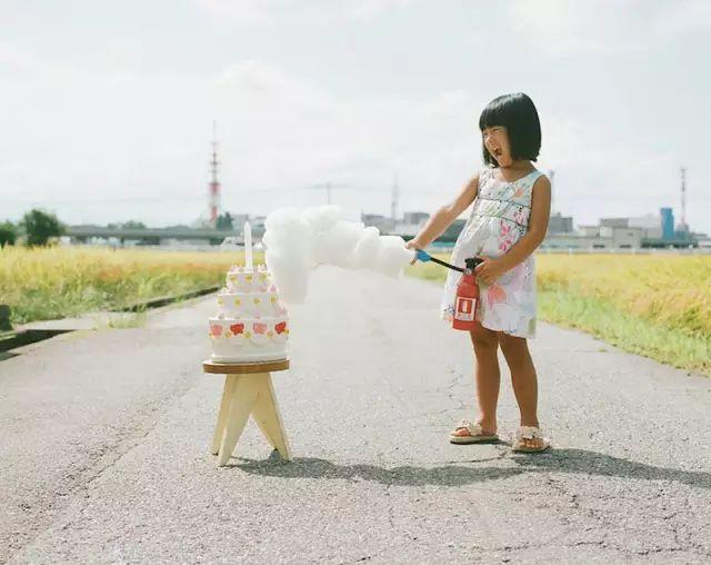 这位爸爸只在马路上给女儿拍照，却萌翻了所有人