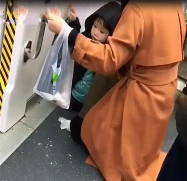 宝妈带娃乘地铁，没人让座只能蹲在地上，接下来一幕让所有人惭愧