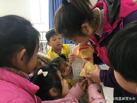 红谷滩区凤凰中心幼儿园开展“爱耳日”主题教育活动