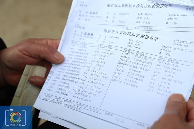 白化病男孩想妈妈时对着照片哭，奶奶送他上学，经常被人指指点点