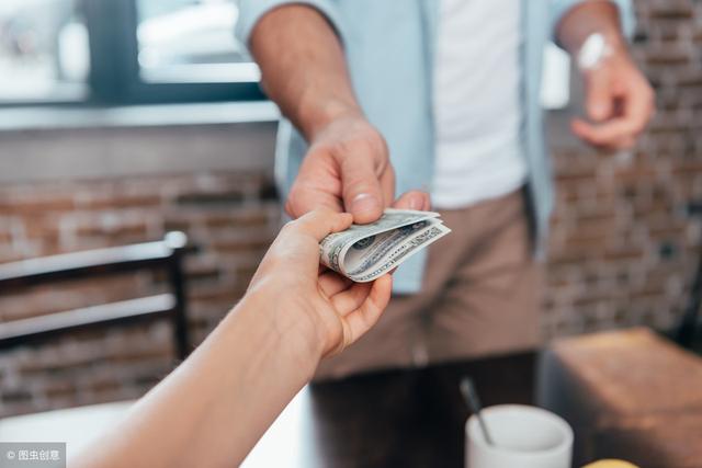 小学生用零花钱3天假期赚上万，父母这样给孩子零花钱，财商更高