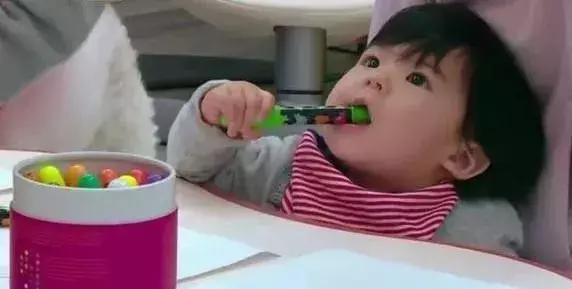 刷牙不对还是会蛀牙的！手把手教你给宝宝刷牙