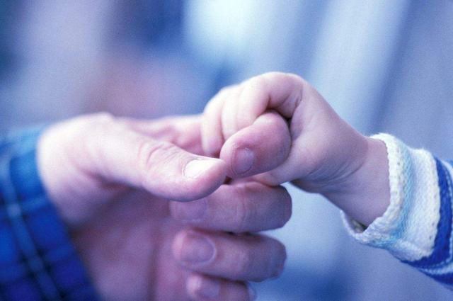 父母天天在用的哄娃方式，如果操作不当，可能危及孩子的生命