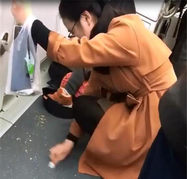 宝妈带娃乘地铁，没人让座只能蹲在地上，接下来一幕让所有人惭愧
