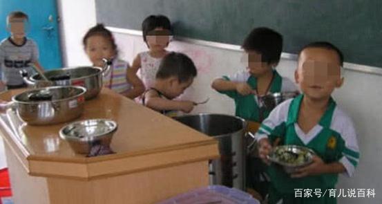 幼儿园的汤里飘着绿虫，家长群里询问，园长的回复让家长坐不住了