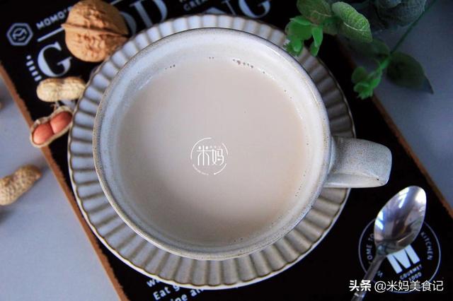 它比牛奶豆浆更营养，早餐喝一杯，孩子脑子聪明又长个！