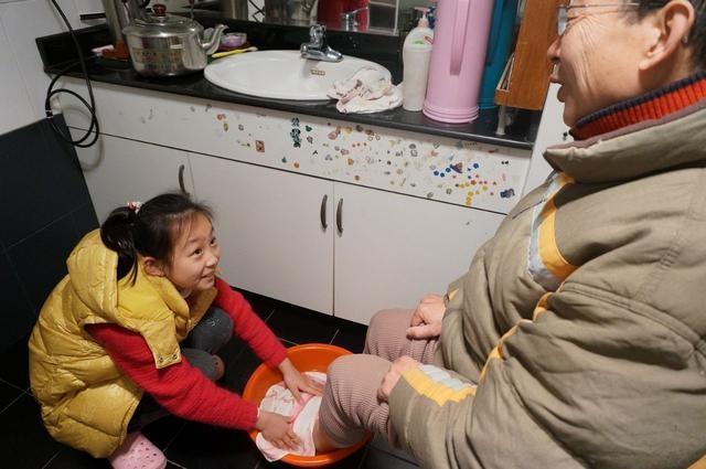 孩子长大之后，是不是孝顺，这几点可以看出来，父母及时发现教育