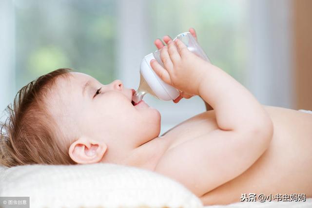 宝宝一碰奶瓶就哭闹？宝妈学会这4招，宝宝轻松从母乳过渡到奶瓶