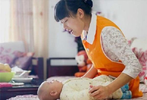 妈妈打开监控，看到保姆带娃画面被吓到，面试保姆，三个坑要绕开