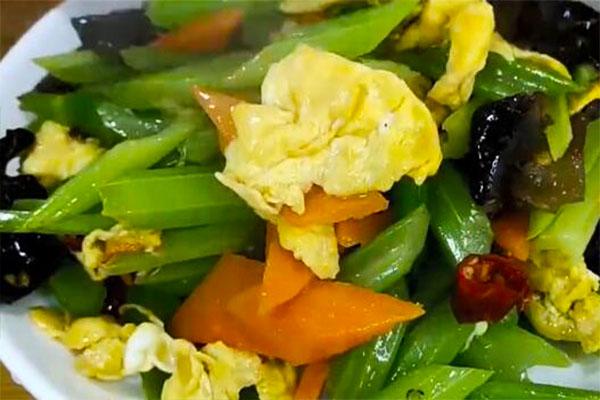 芹菜和鸡蛋,胡萝卜和木耳,荤素搭配,开胃又鲜美