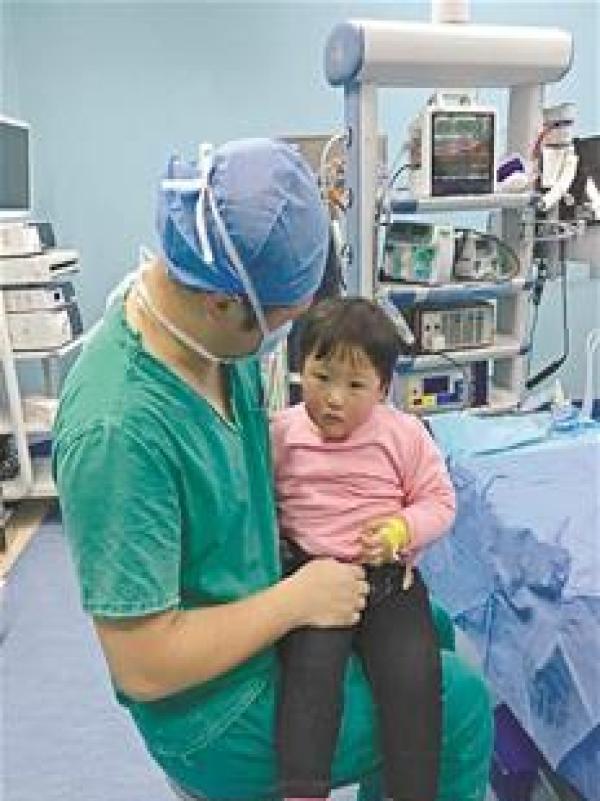 暖男医生怀抱哭闹孩子安慰不止