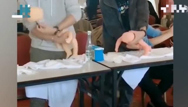 奶爸眼皮上画眼睛戴耳塞放录音哄娃睡觉,这波操作太敷衍