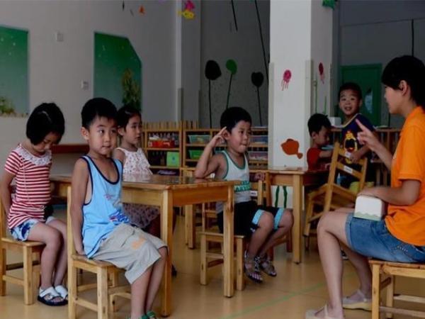 孩子在幼儿园被孤立，是因为妈妈太节俭，老师一语击中妈妈的心