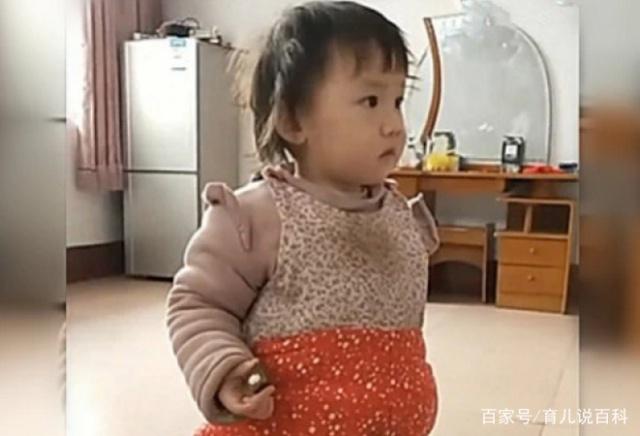 姐妹两个，一个是奶奶带大的，一个是姥姥带大的，差别让妈妈尴尬