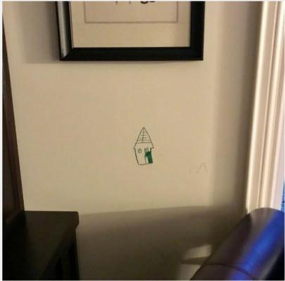 熊孩子在墙上乱画，你会批评制止吗？这对父母的做法让人眼前一亮