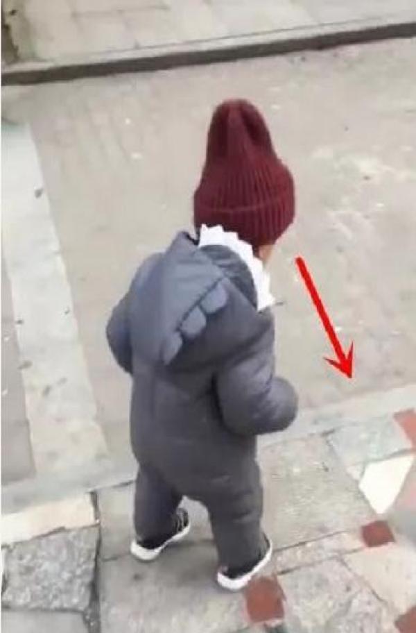 现在的小孩安全意识到底有多强？网友：可真是个小机灵鬼