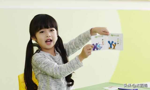 亲子阅读好处多，对宝宝学习识字有帮助，3岁之前别忽略