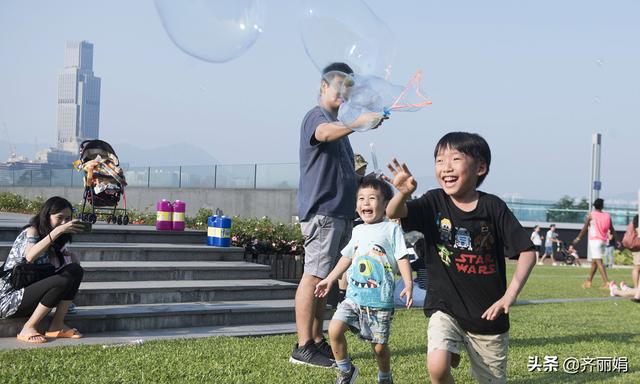 抱着弟弟哄睡觉的小哥哥，这一幕让人觉得又感动、又暖心