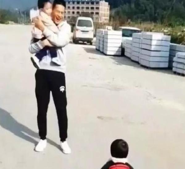 爸爸抱着别的小孩走了，女儿的反应绝了，网友：还笑得出来 这些评论服了