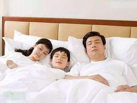 孩子出现3种表现，必须要及时分床睡，尤其是家里是男孩子的