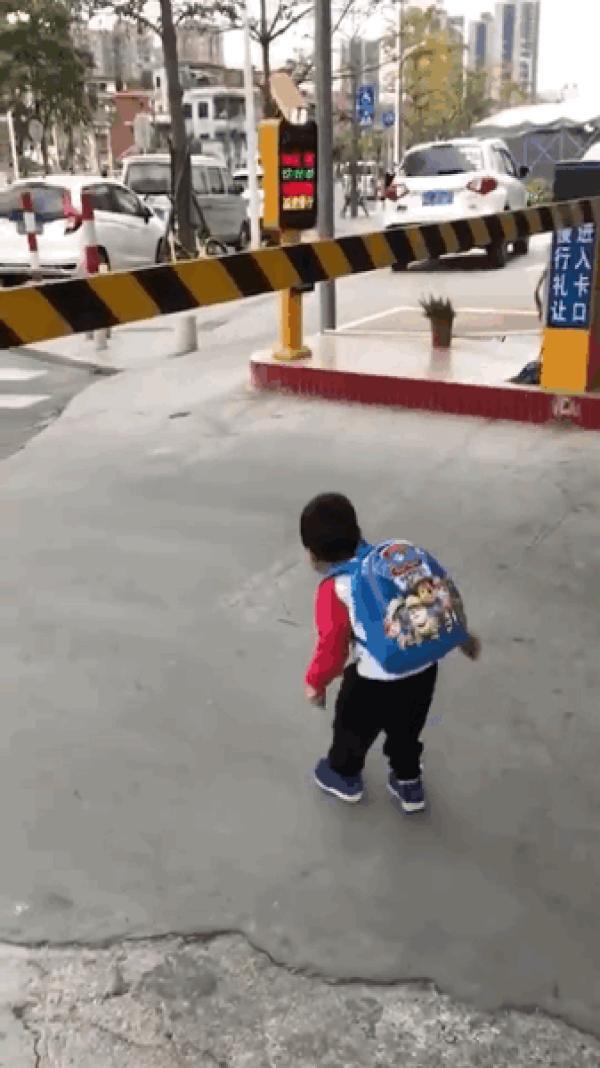 现在的小孩安全意识到底有多强？网友：可真是个小机灵鬼